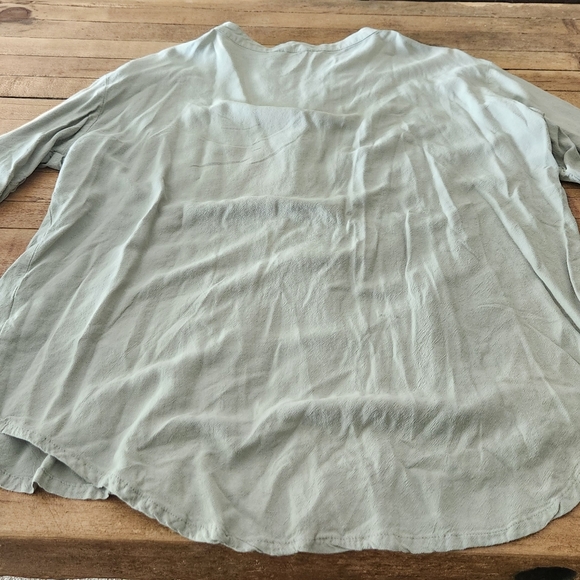 Linen button up - Picture 3 of 3